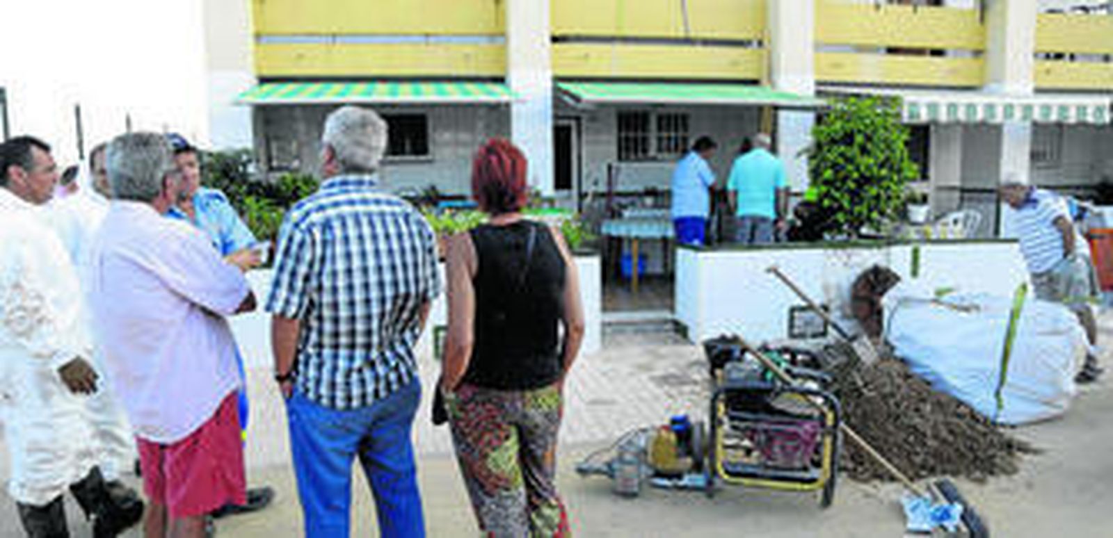 Los vecinos de Sacaba Beach observan los operarios localizando la fuga, ayer por la tarde.