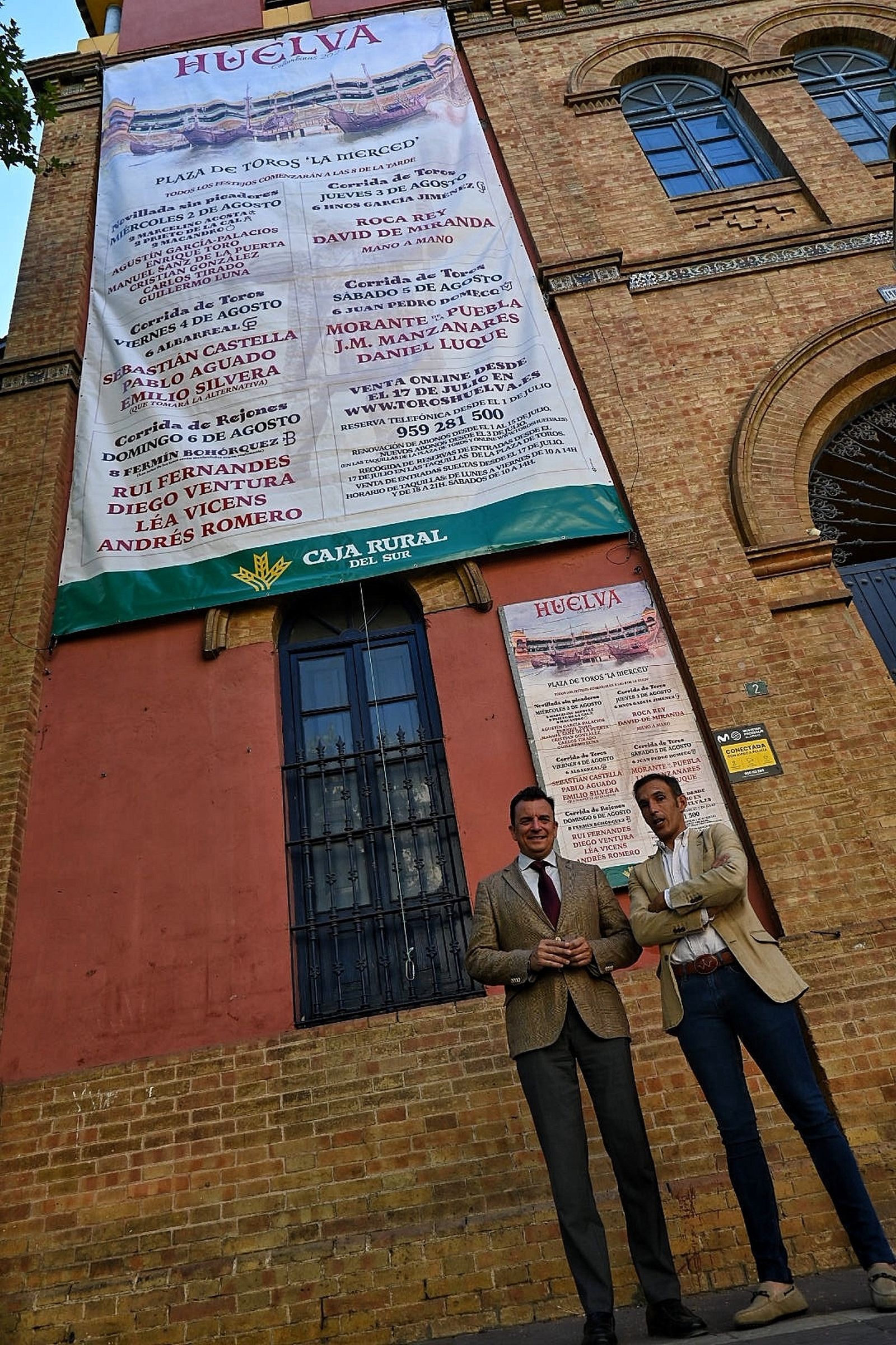 El cartel gigante en la Plaza de Toros de Huelva.