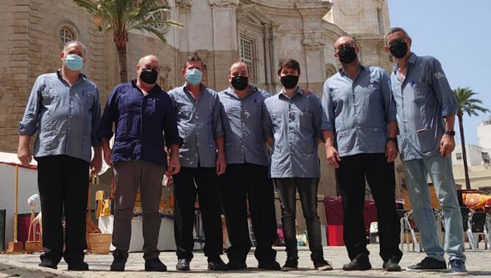 El restaurador Pelayo García  Borbolla, con todo el personal del restaurante Bar el Terraza, durante la presentación de la nueva prenda de uniforme, la Guayabera.
