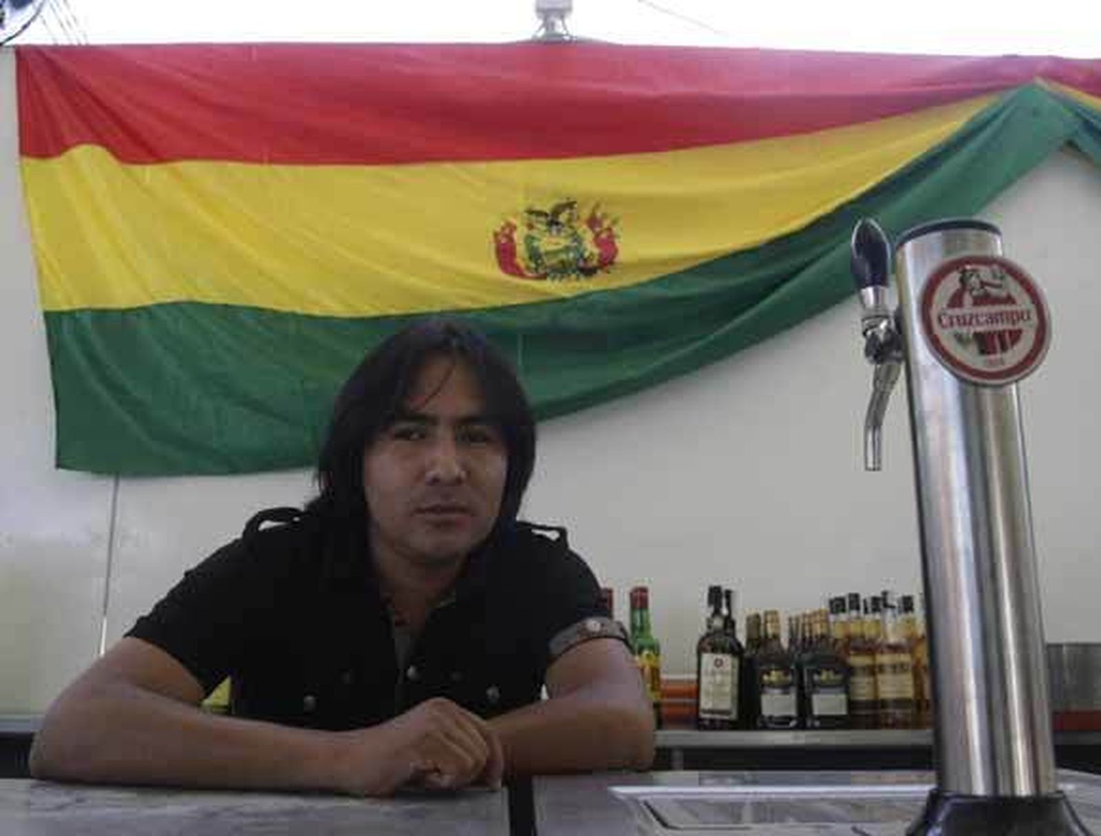 Música, gastronomía y cultura latina en La Perla Boliviana