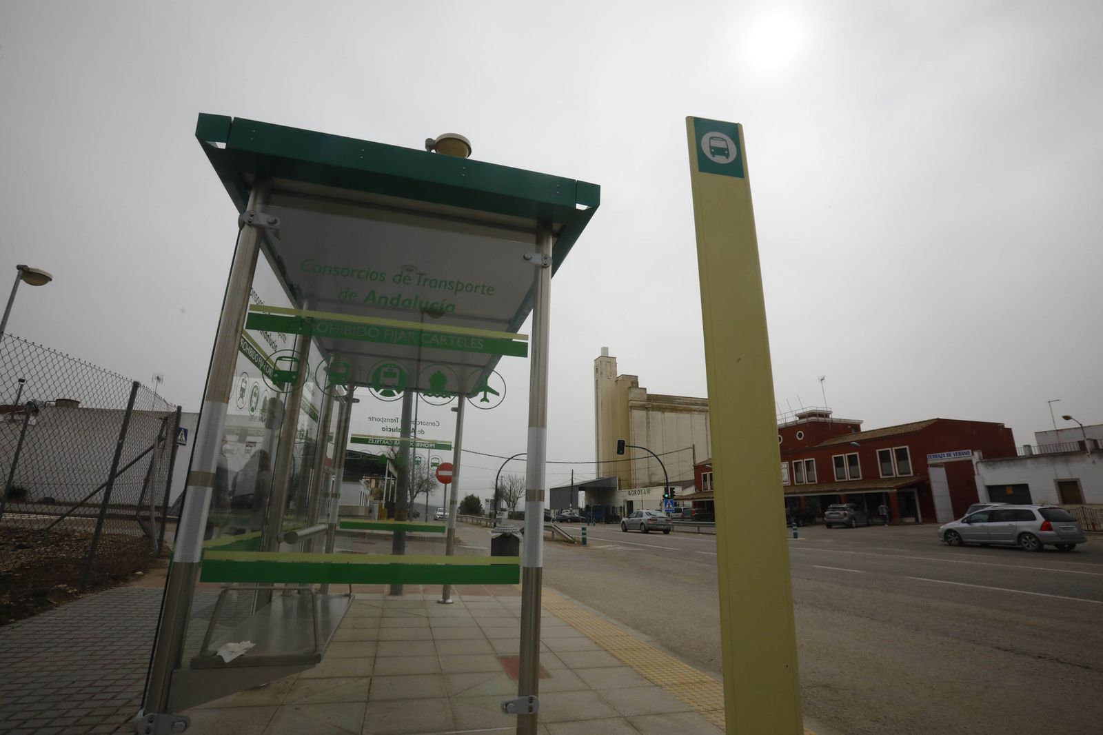 La única parada de autobús de la barriada de Santa Cruz.