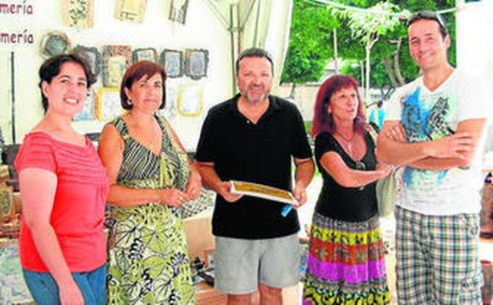 María Dolores Muñoz con varios artesanos.