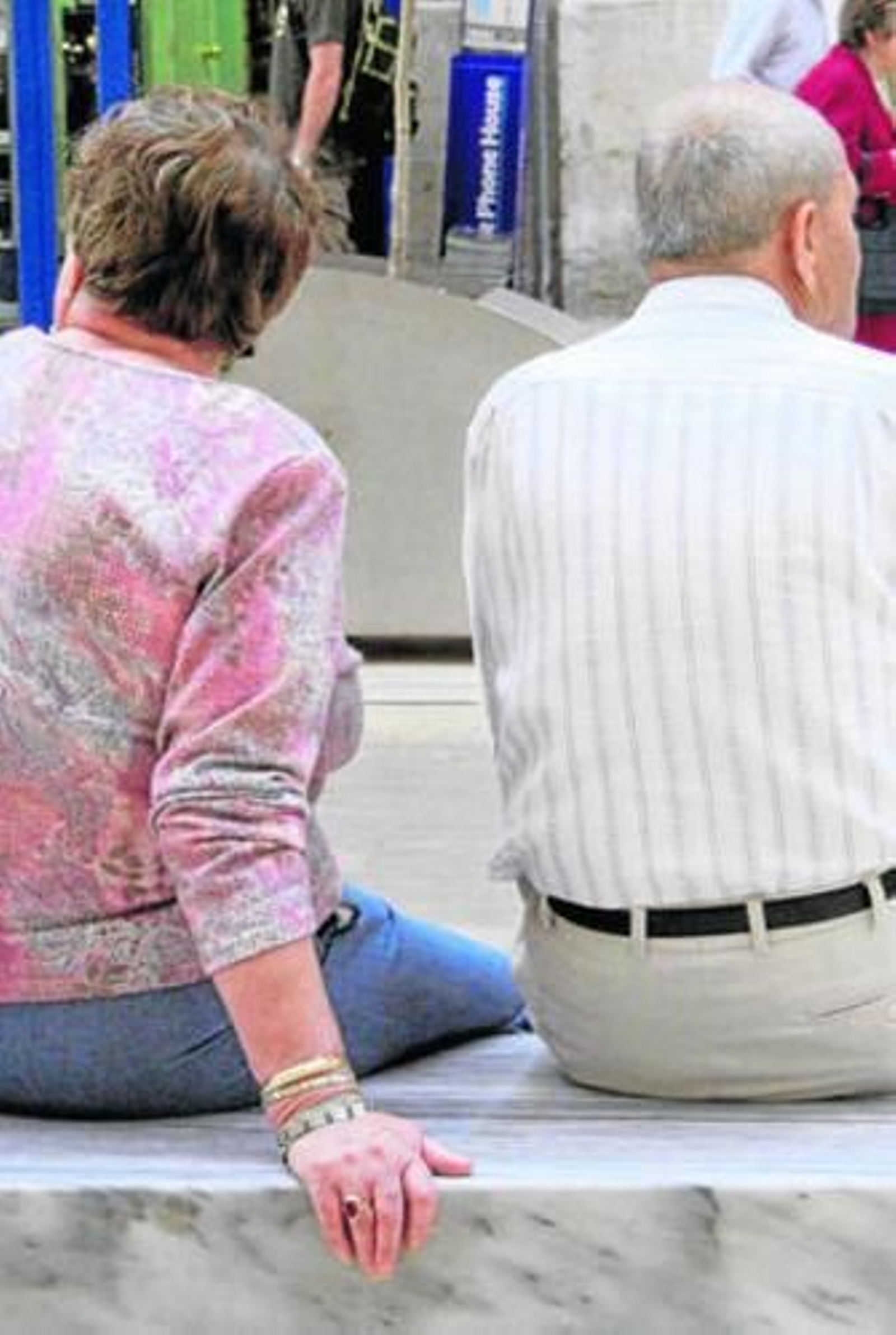 Un matrimonio mayor sentado en calle Larios.