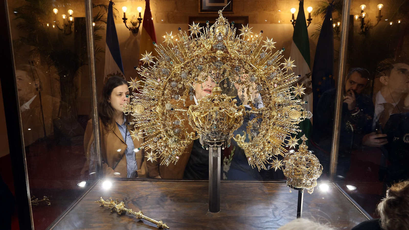 La Corona de la Virgen del Carmen en el Ayuntamiento de Jerez