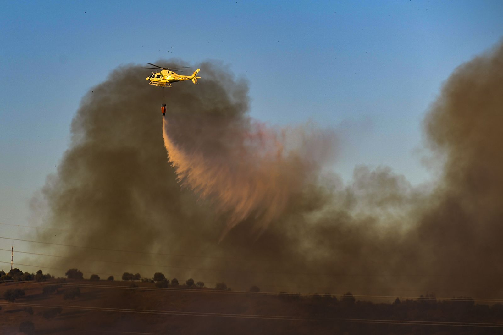 Helicóptero, ayer, en las tareas de control de las llamas.