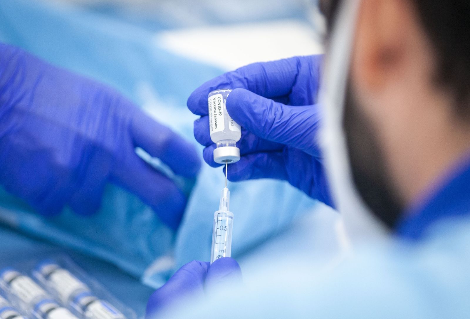 Un enfermero carga una inyección de la vacuna contra el covid.