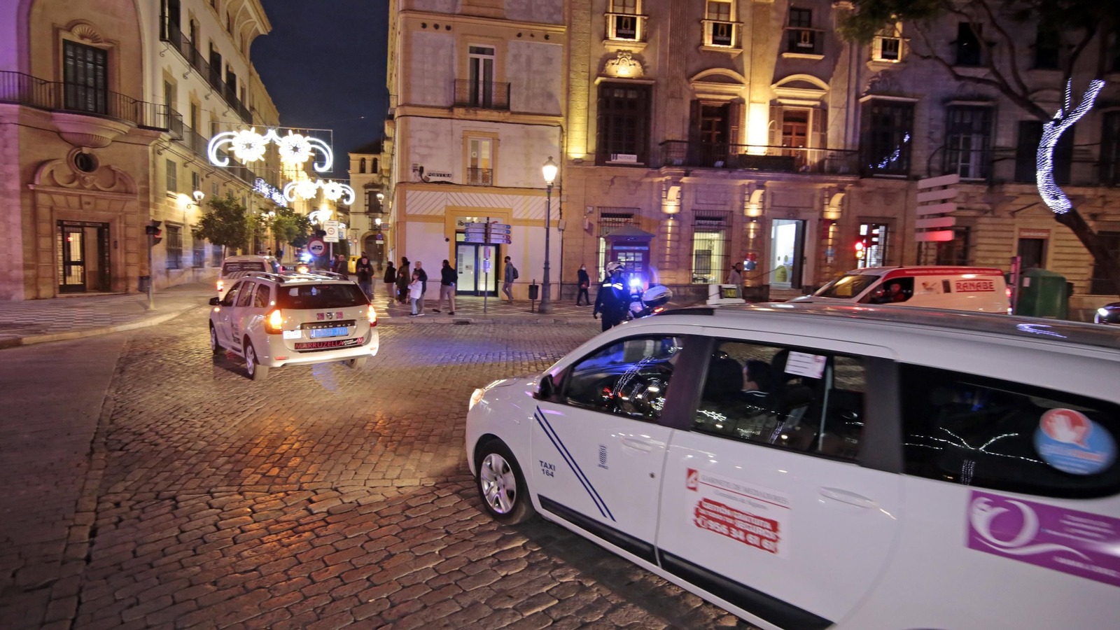 Los ancianos de Jerez de paseo en taxis para ver el alumbrado navideño
