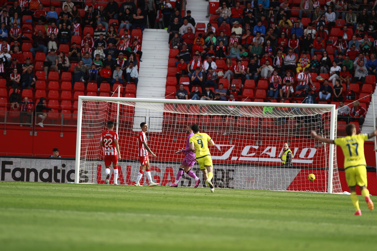 Las mejores imágenes del partido de fútbol U.D. Almería-Villarreal C.F.