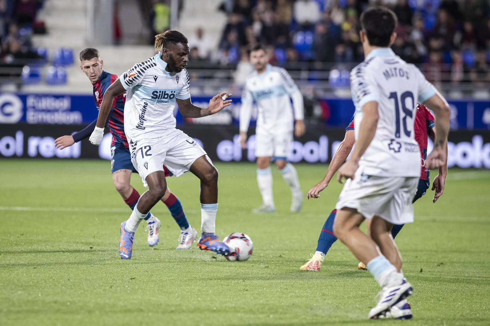 Las imágenes del partido entre el Huesca y el Cádiz C.F