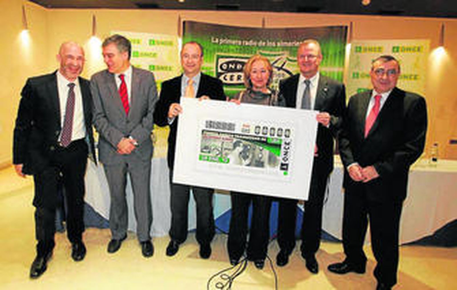 Imagen de los asistentes tras la presentación del cupón de la ONCE.