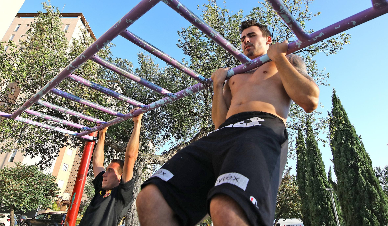 Jóvenes practicando Calistenia  en Jerez