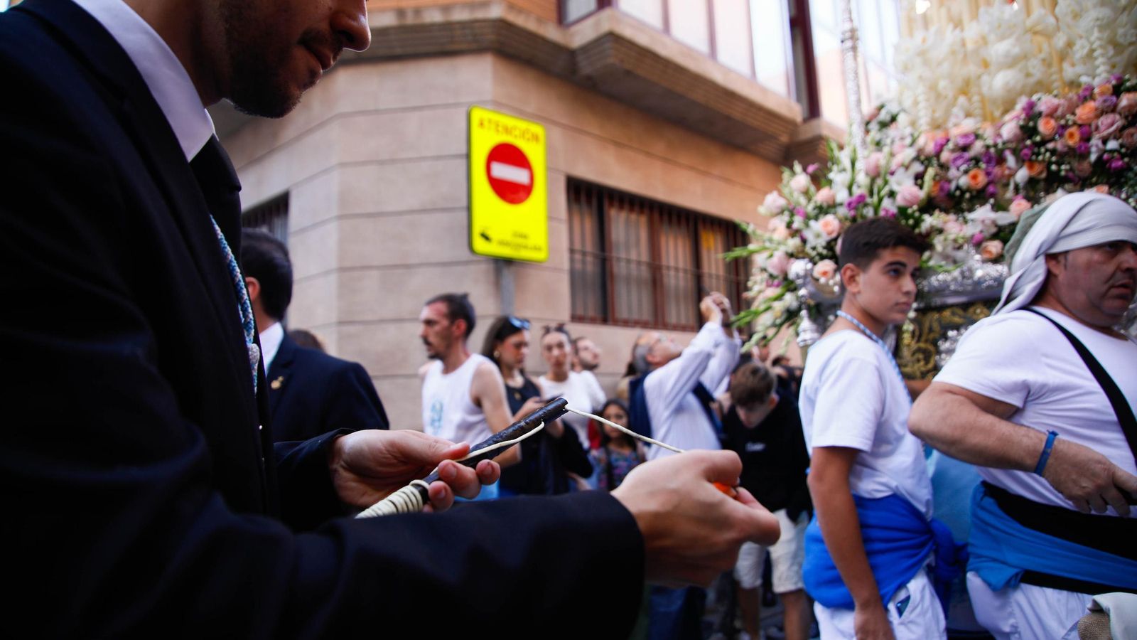 Vea la salida de la Hermandad de Los Ángeles de la Catedral de Almería