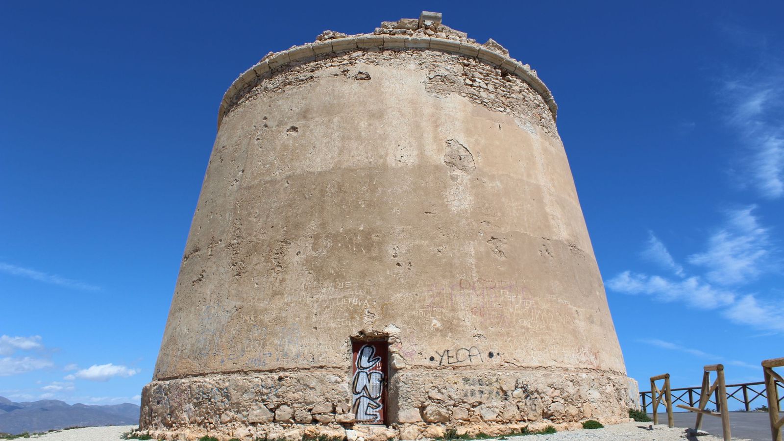 Entrada posterior a la torre, posiblemente abierta cuando era cuartel de la Guardia Civil.