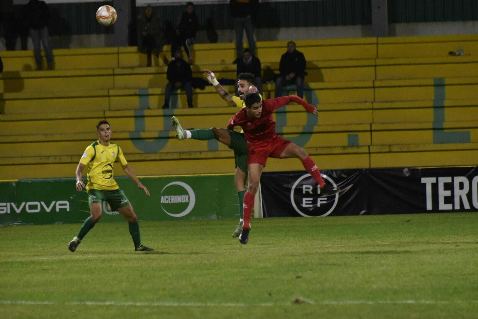 Una disputa aérea del UD Los Barrios-Antoniano.