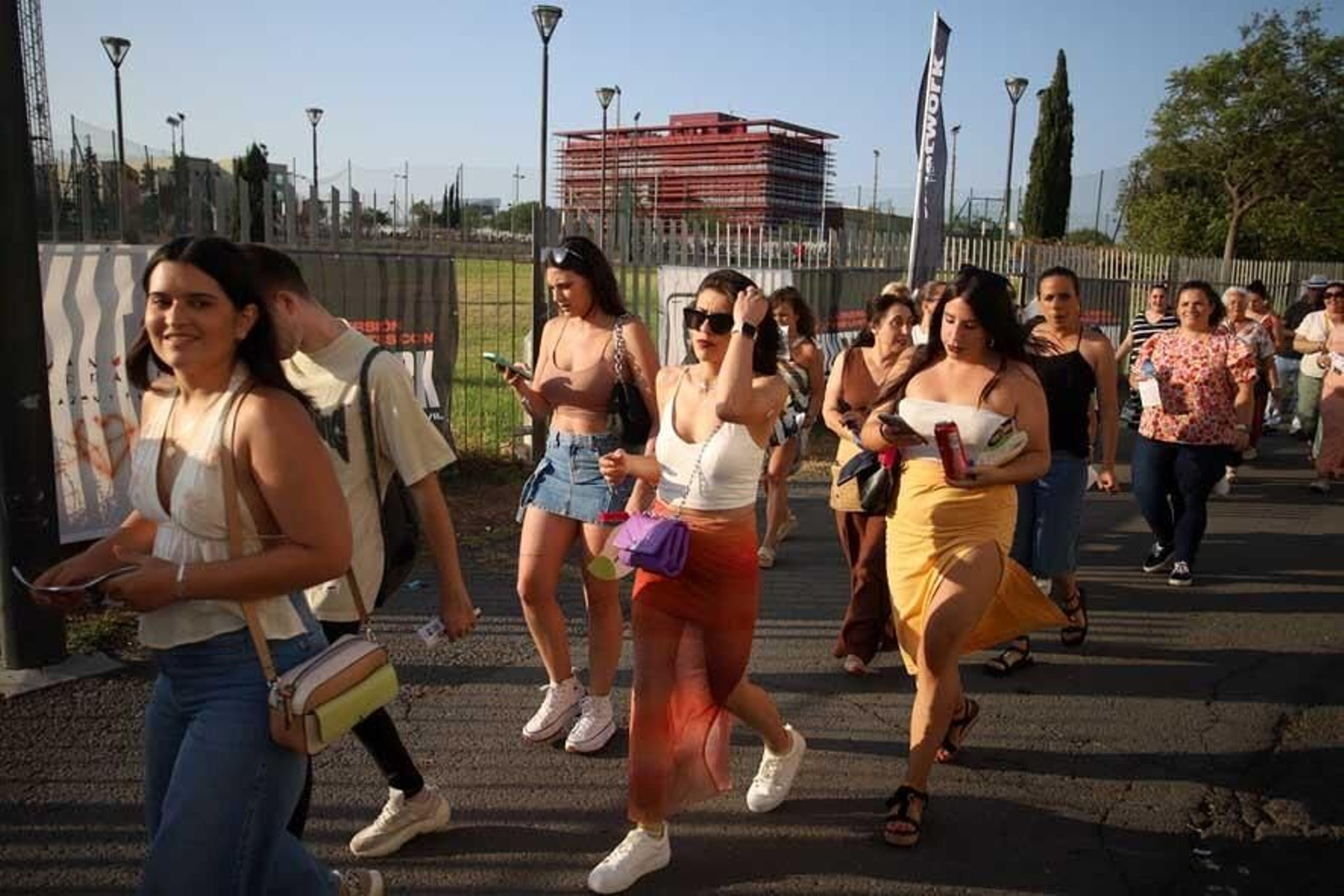 Imágenes del ambiente previo al concierto de Manuel Carrasco en Huelva