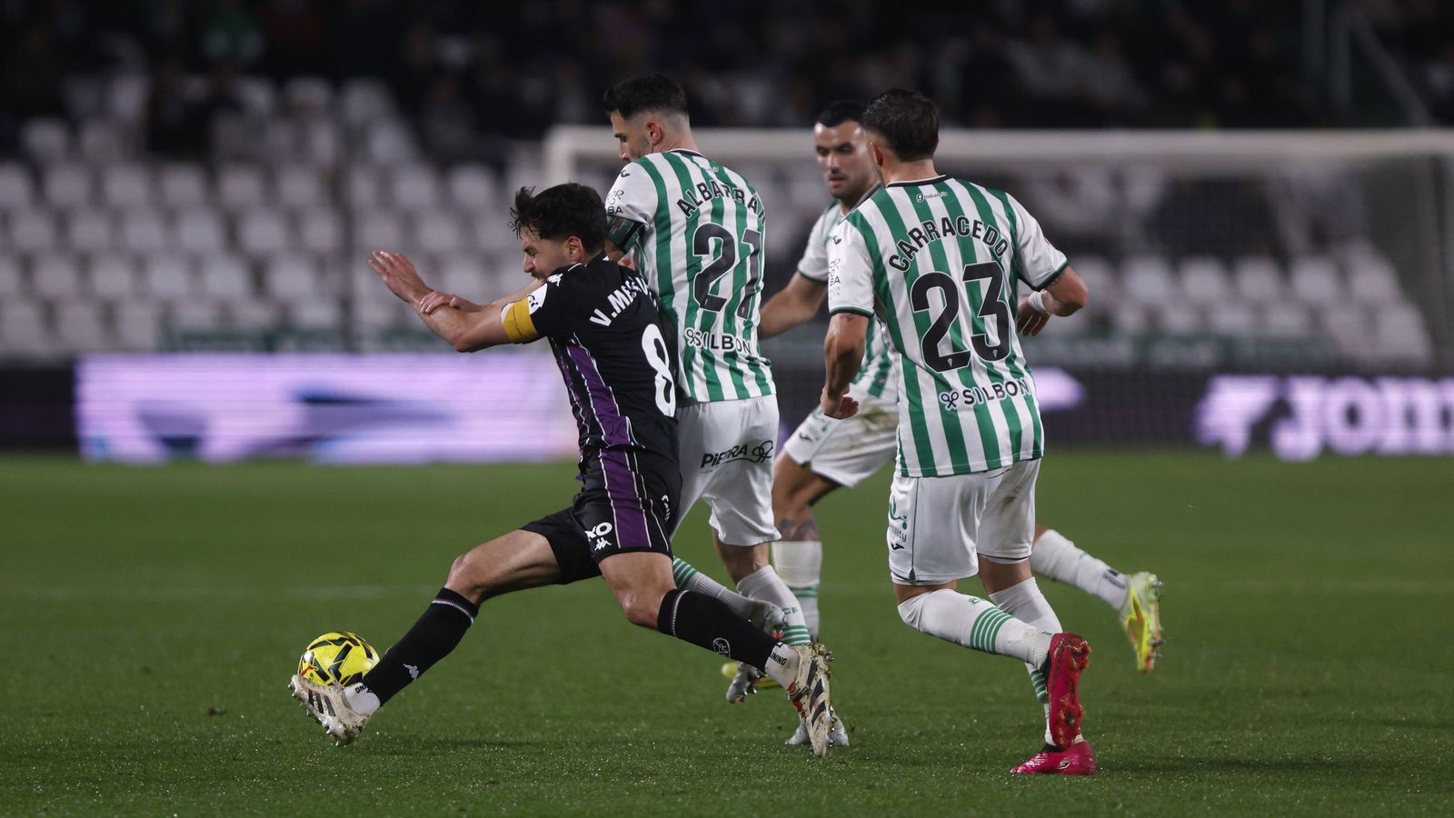 Albarrán frena en falta a Meseguer en el Córdoba CF - Valladolid.