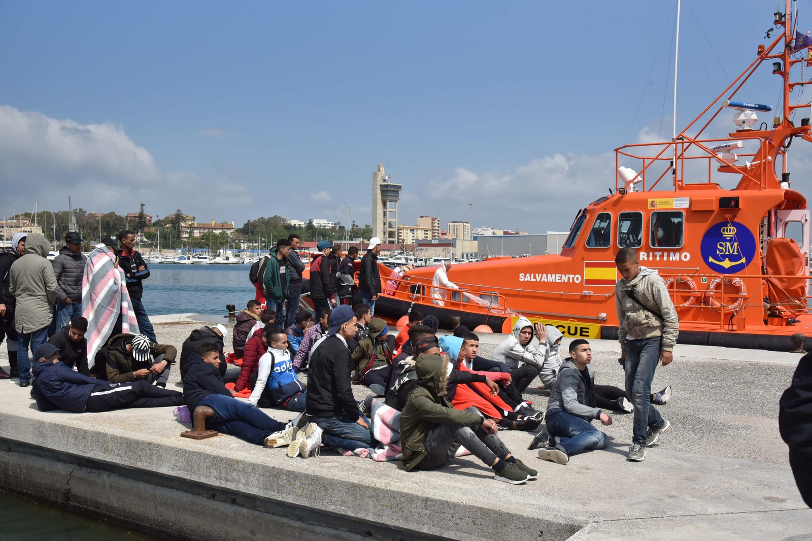 Uno de los grupos de inmigrantes rescatados ayer por Salvamento Marítimo.