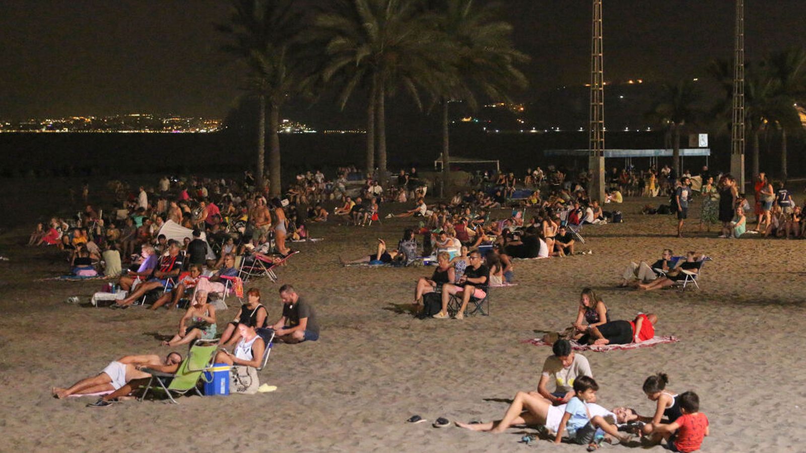 Decenas de personas se echaron a la arena de la playa a presenciar el espectáculo pirotécnico.