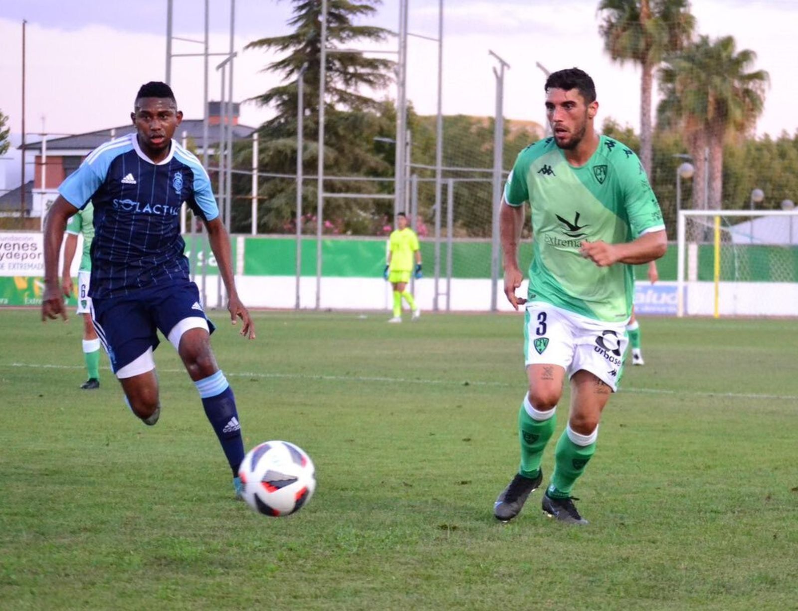 Josiel y Parejo, durante un lance del encuentro.
