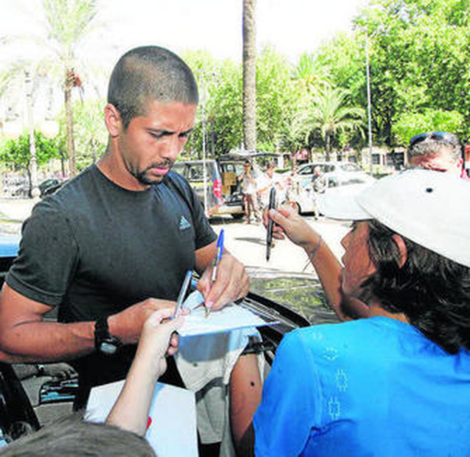 Verdasco firma autógrafos a varios aficionados.