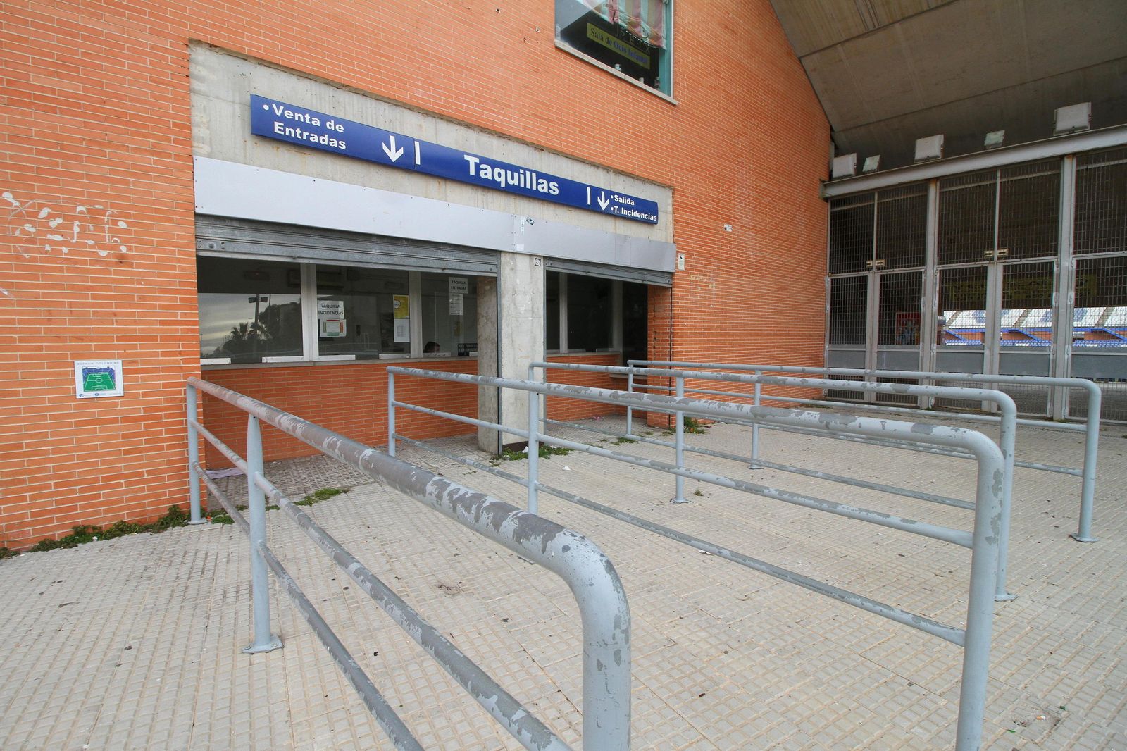 Tranquilidad y calma en las taquillas durante la mañana por el frío y la lluvia en Huelva.