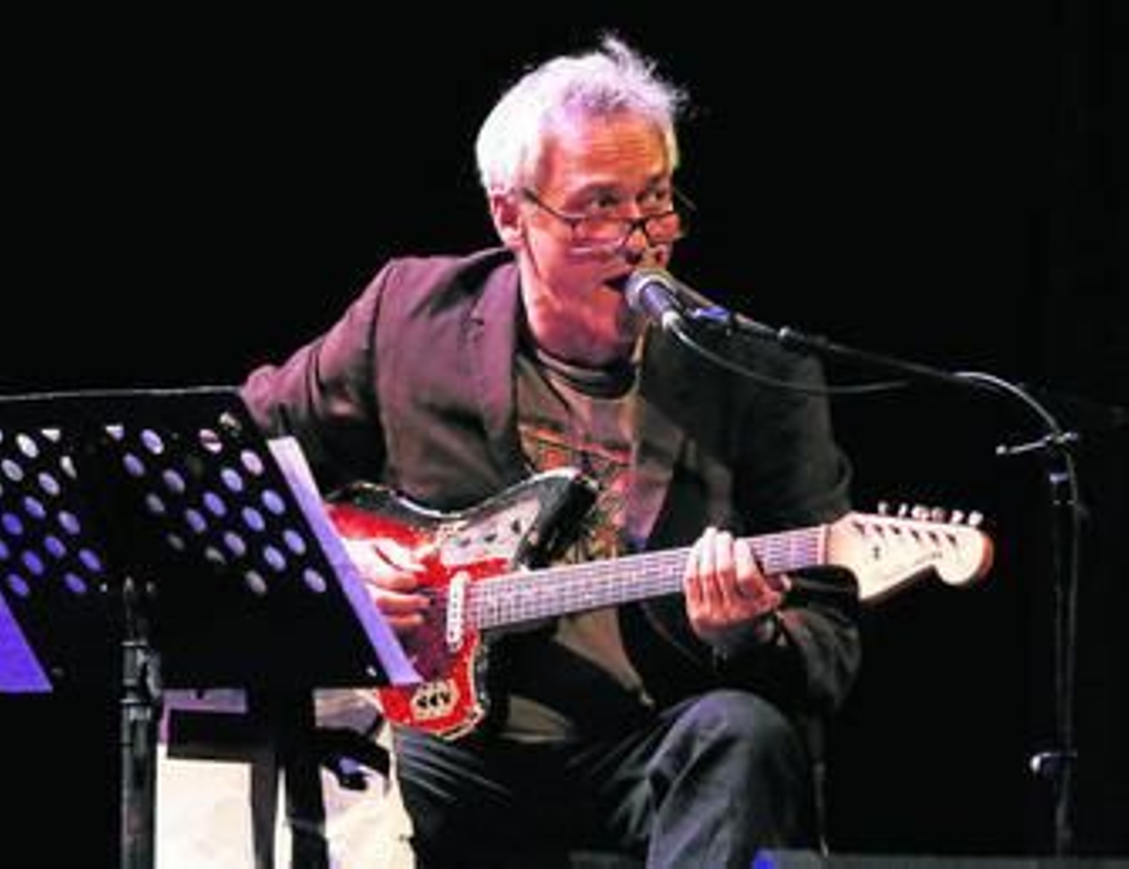 Marc Ribot, con su guitarra. Marc Ribot, con su guitarra.
