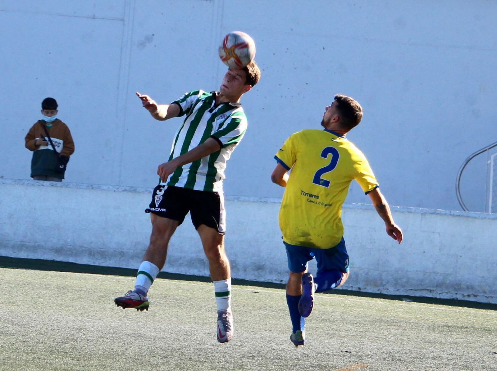 Juan Delgado ve cómo  le gana en el salto el cordobesista Manolillo.