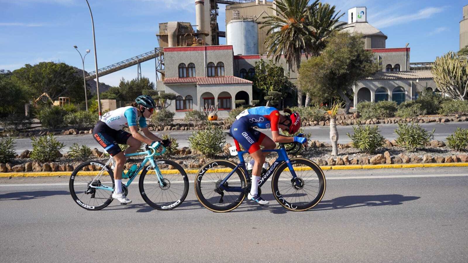 Dos ciclistas durante la pasada edición de la Women Cycling Pro Costa de Almería.