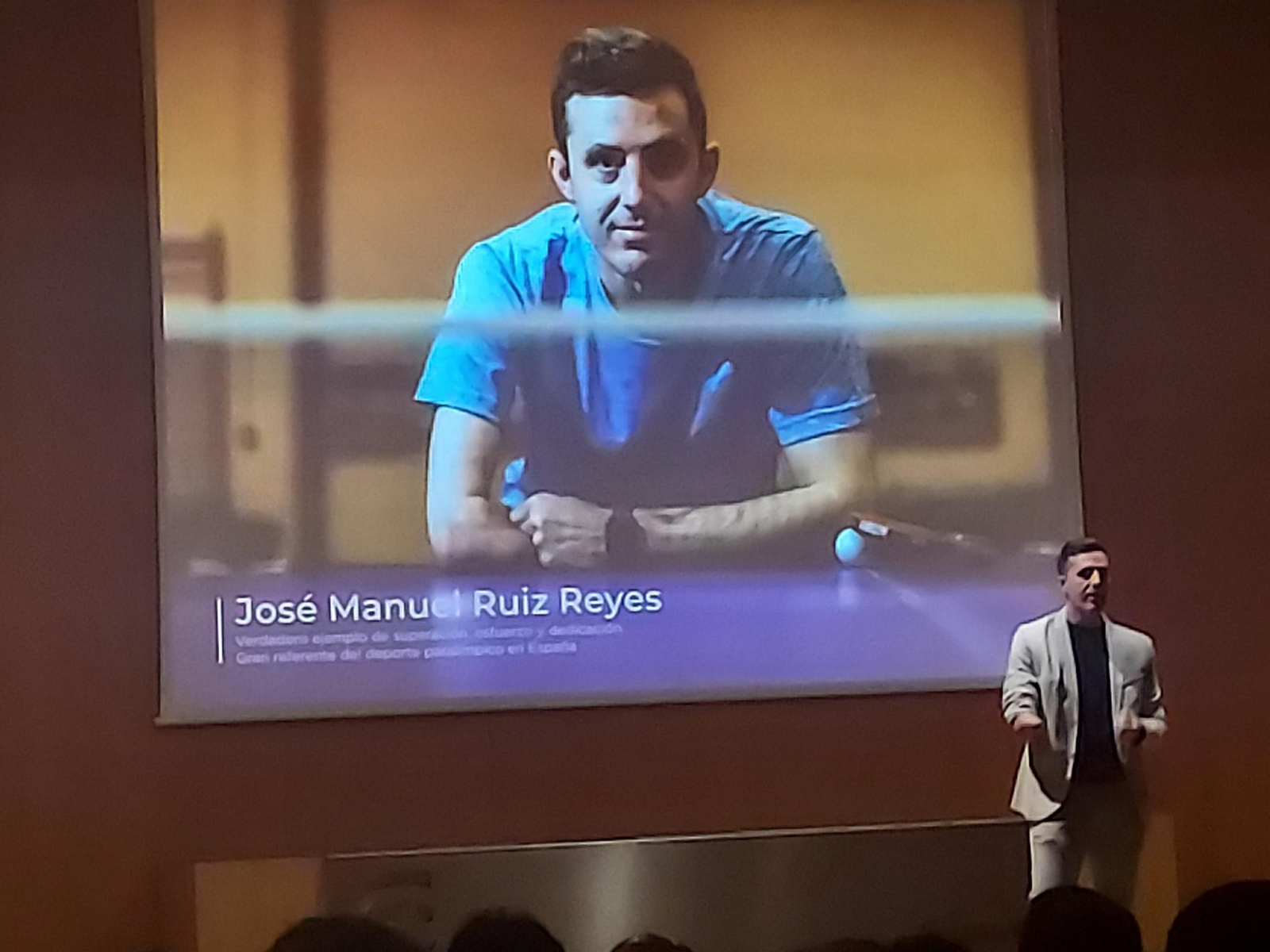 El atleta granadino José Manuel Reyes durante su discuros en la gala de Graduación de la Escuela Arte de Granada.
