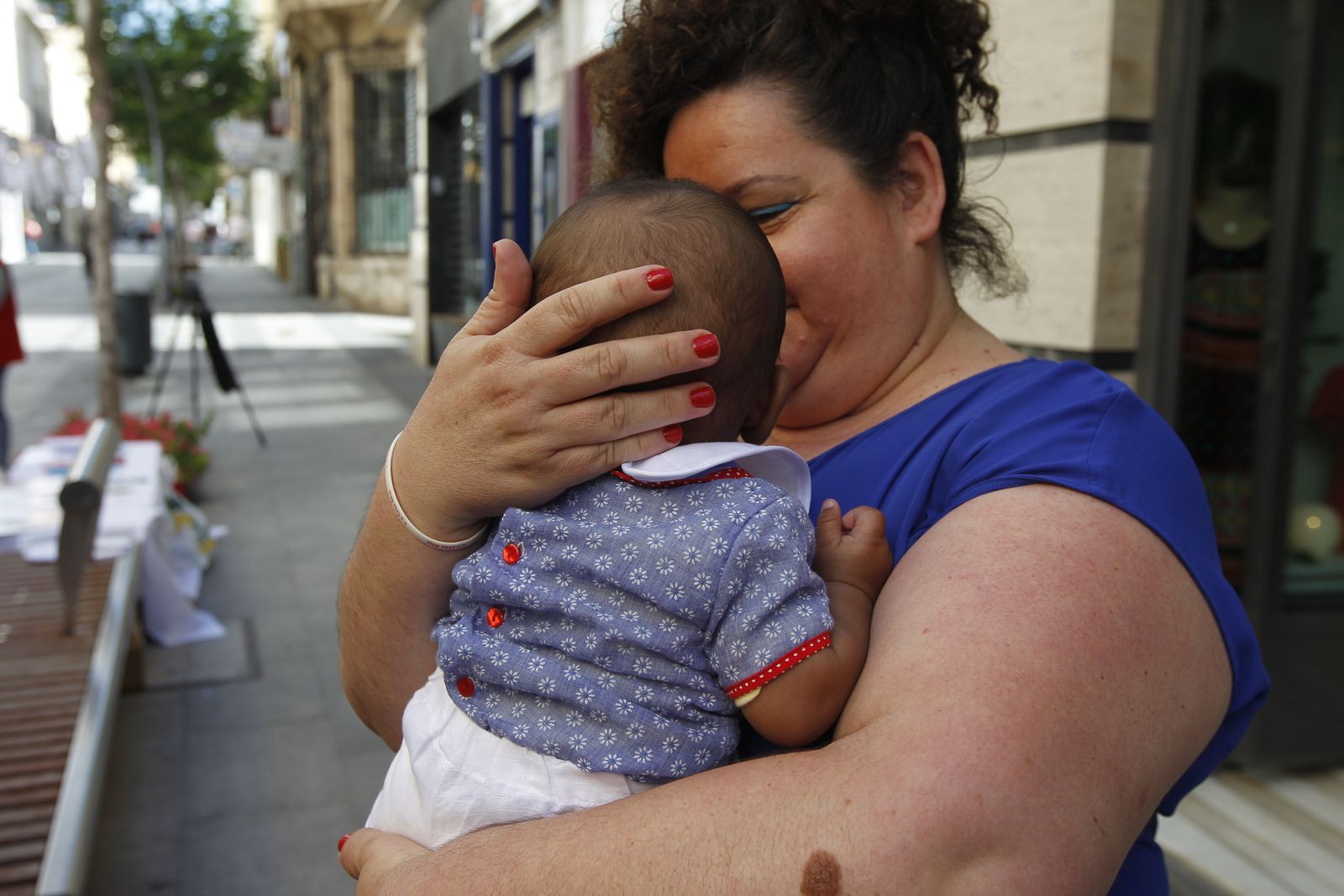 Una madre con su bebé de acogida de tan sólo unos meses de edad