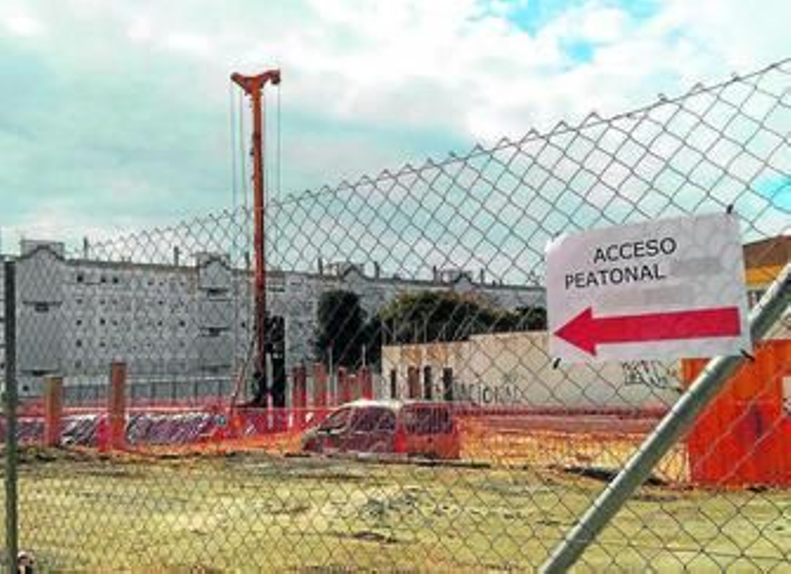 Maquinaria trabajando el viernes pasado en el solar donde irá ubicado el Archivo Histórico Provincial.