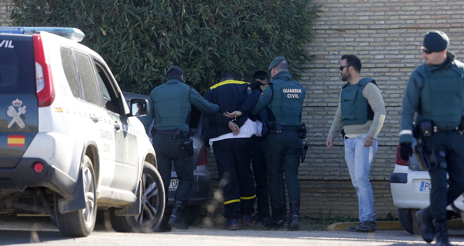 La Guardia Civil se lleva detenido a uno de los asaltantes del chalé de Mairena, en el que murió abatido un ex agente de este cuerpo que lideraba una banda de atracadores.