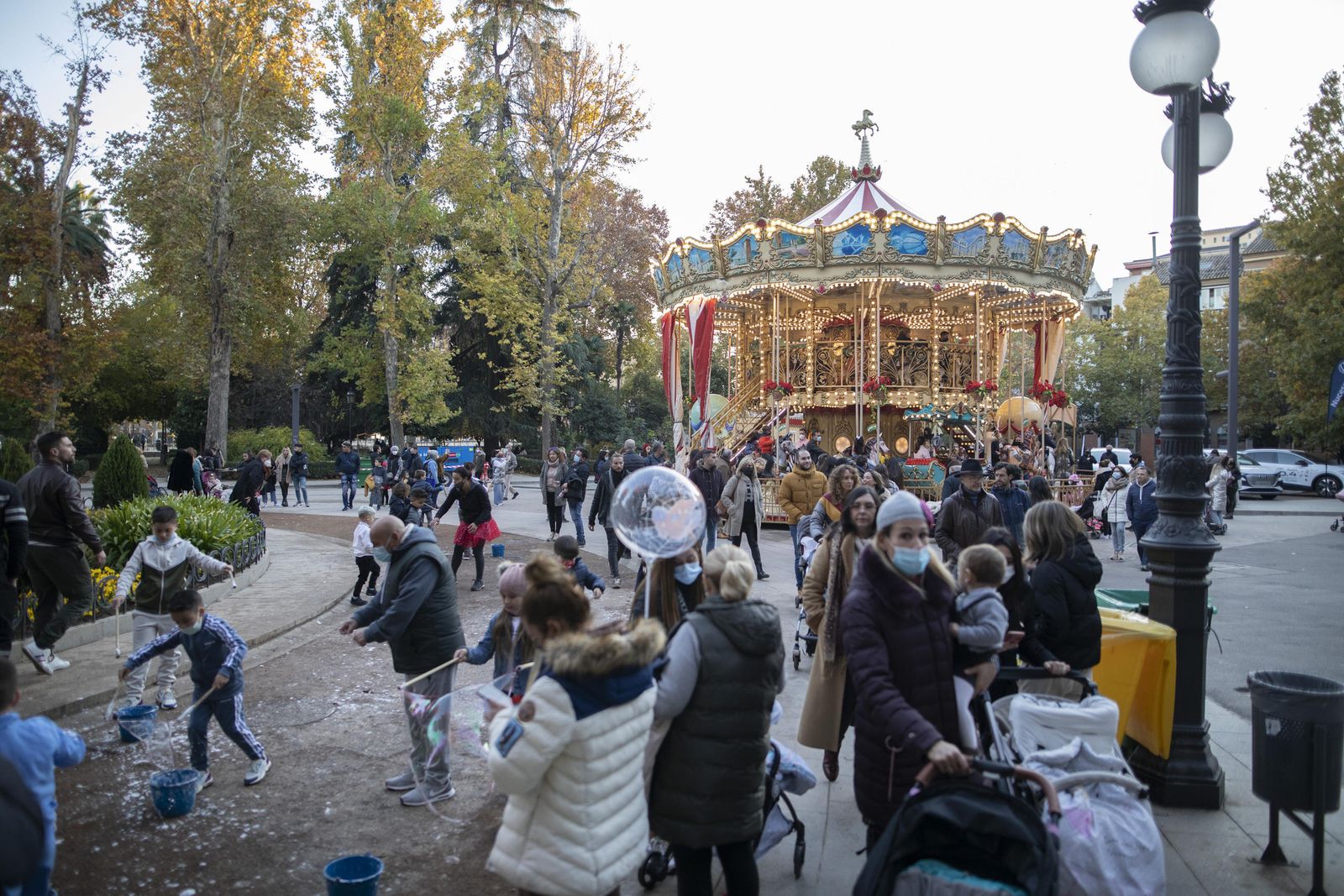 Multitud de visitantes y ambiente navideño en Granada durante el puente, en imágenes
