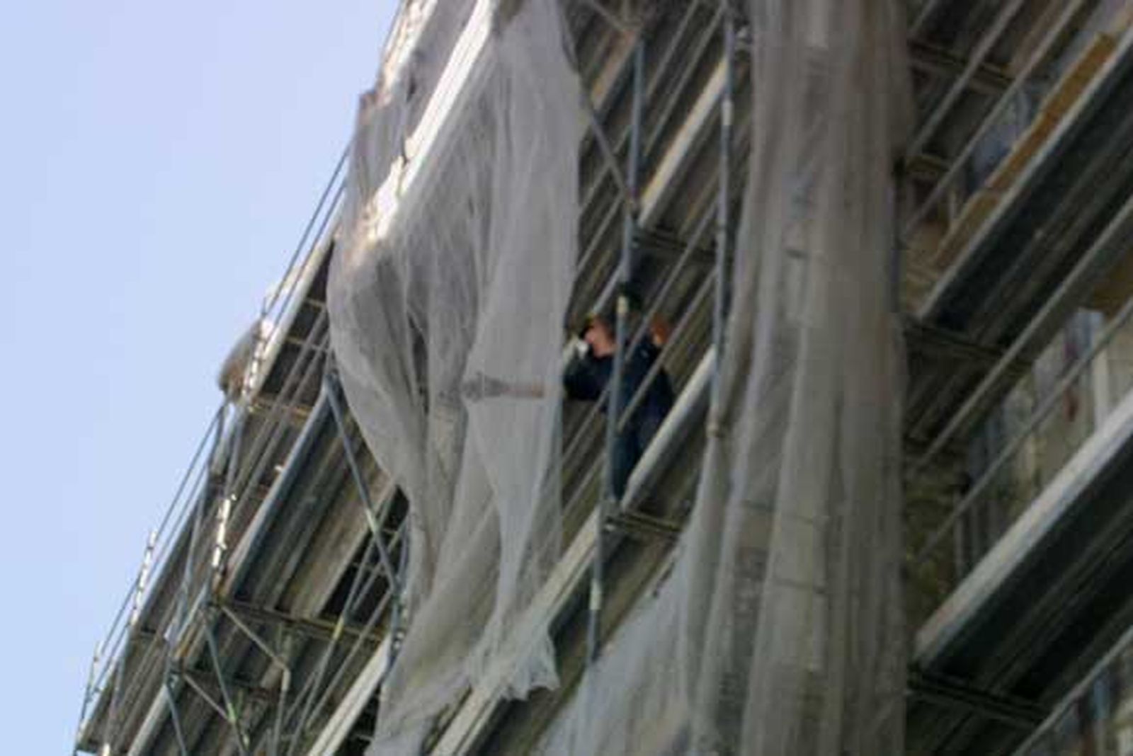 Bomberos intervienen por la caída de tablones de la obra del edificio Trocadero