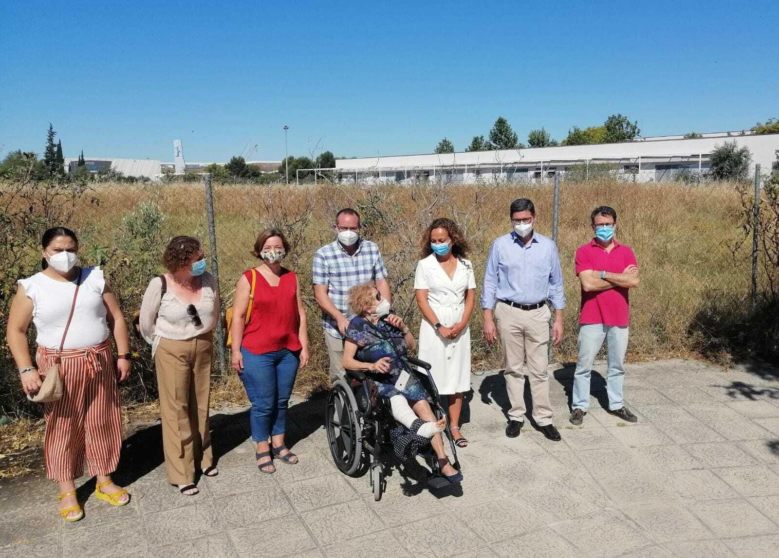 Marta Escrivá y Álvaro Pimentel, junto a líderes vecinales y representantes de las AMPA de  Los Bermejales, en el solar donde se levantará el nuevo instituto.