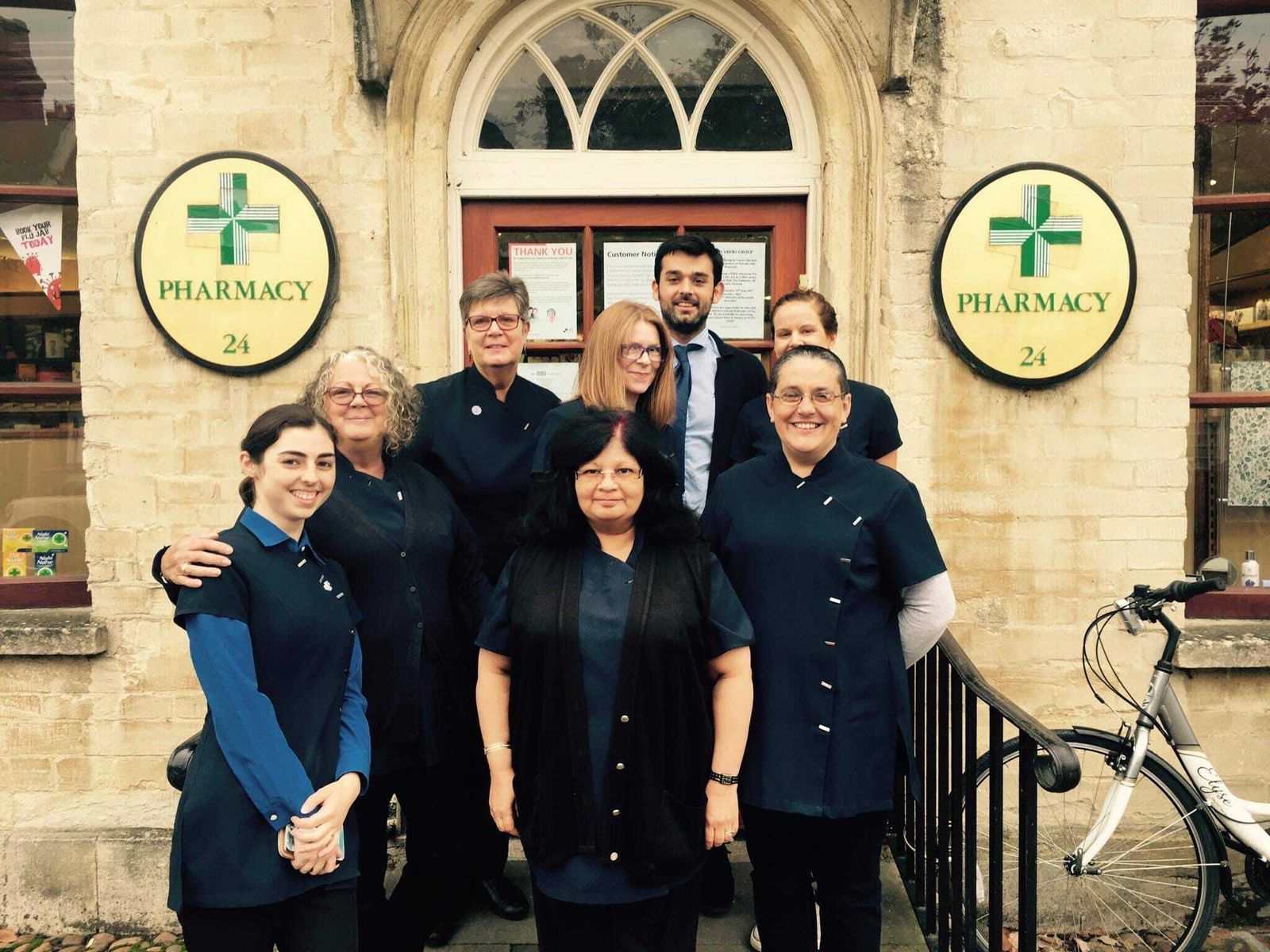 Alberto Díaz, en una de las farmacias que venden el aceite de Montefrío en Reino Unido
