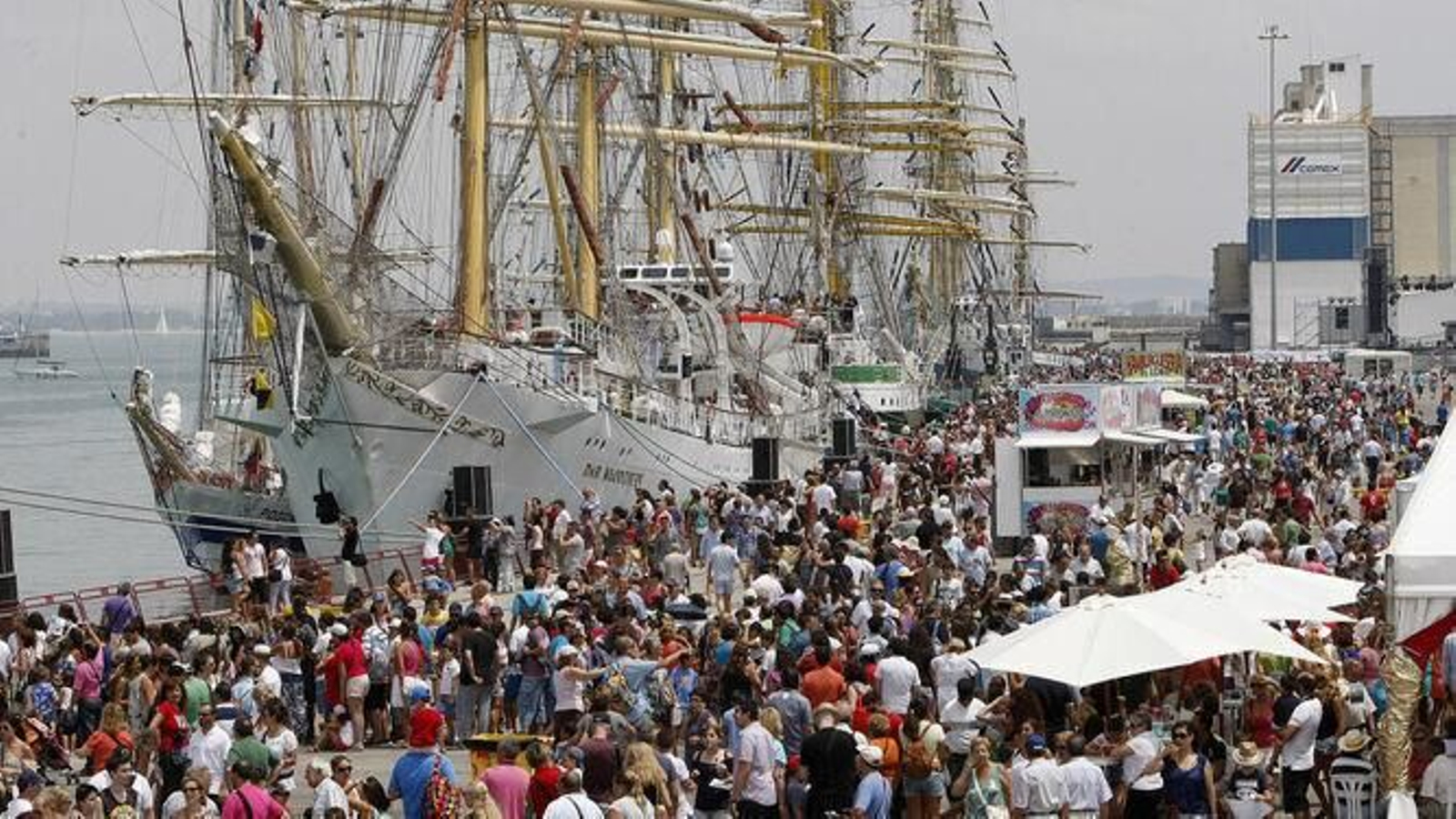 Más de un millón de personas pasaron por los muelles de Cádiz durante los cinco días que duró la Gran Regata de 2012.