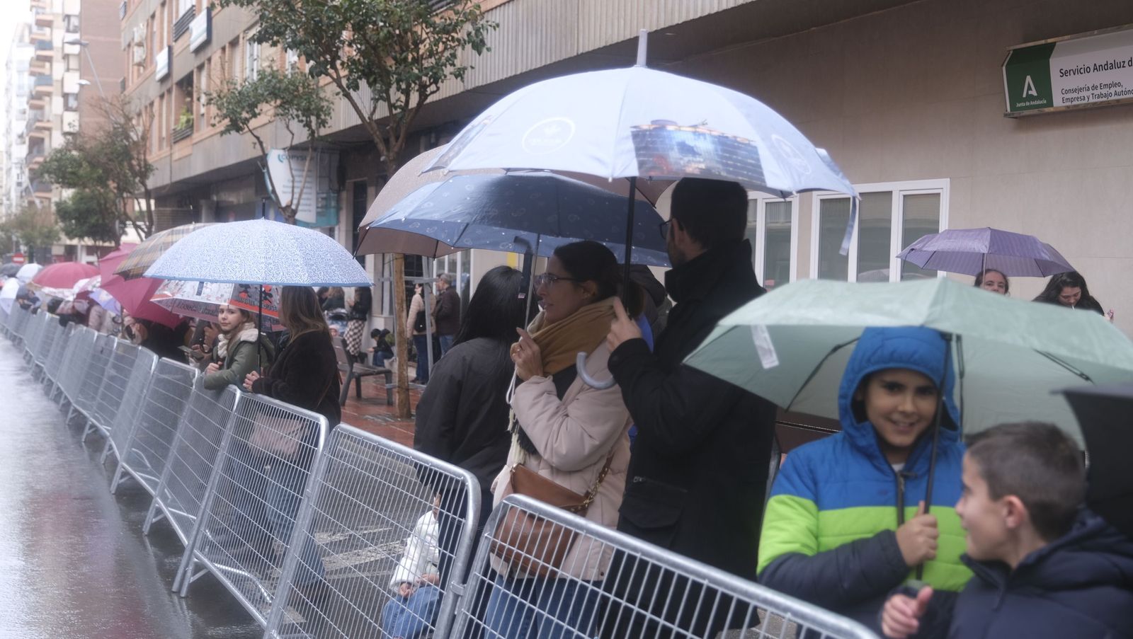 Fotografías de la cabalgata de los Reyes Magos pasada por agua en Almería