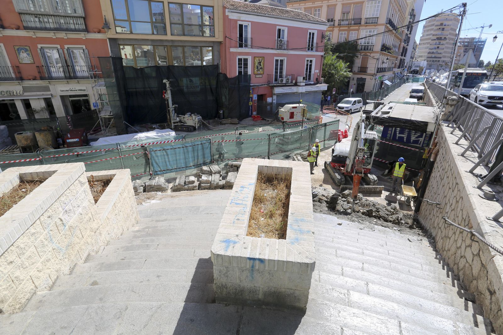 Empiezan a demoler los escalones de la Tribuna de los Pobres de Málaga, en fotos