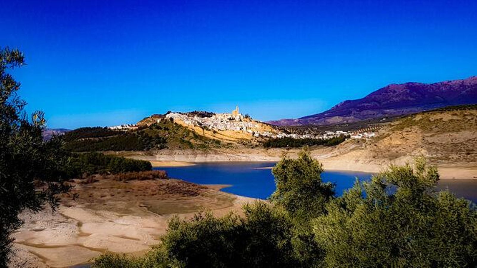 Imagen de Iznájar desde el pantano que lleva el nombre del municipio. Imagen de Iznájar desde el pantano que lleva el nombre del municipio.