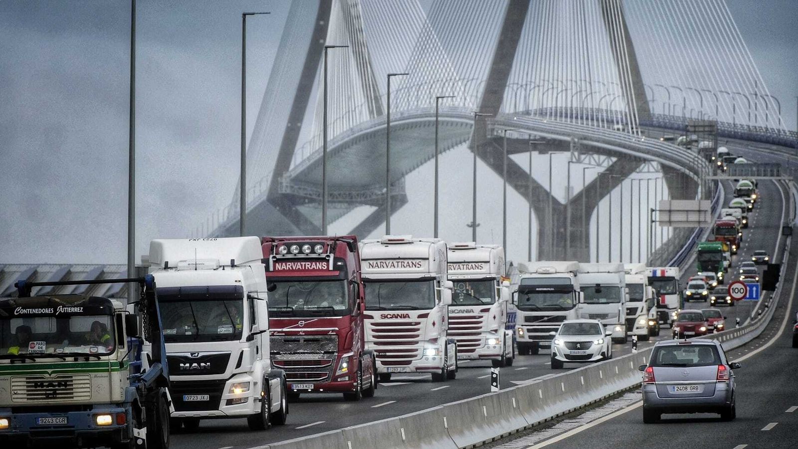 La caravana, saliendo del Puente de La Pepa, ya en Puerto Real.