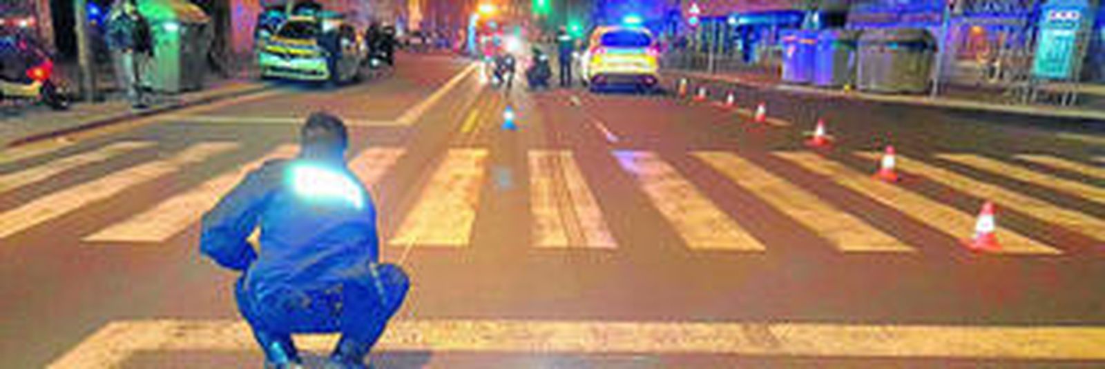 Dos policías locales realizan mediciones en la Ronda de Pío XII, en el lugar del último accidente mortal.