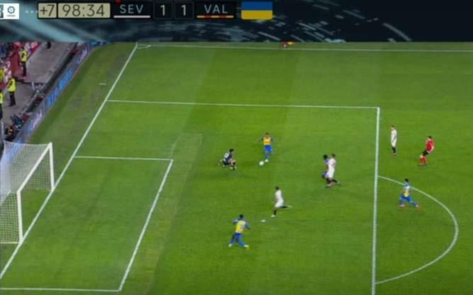 Kluivert, en el momento de darle al pase a Diakhaby, que está en fuera de juego.