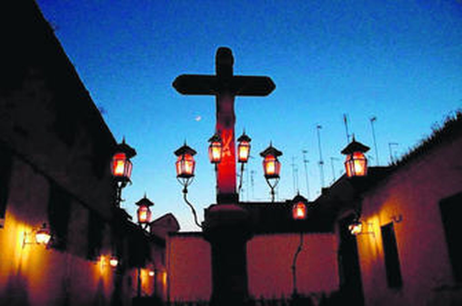 El Cristo de los Faroles, en la plaza de Capuchinos, uno de los espacios que forman parte de la ruta misteriosa.