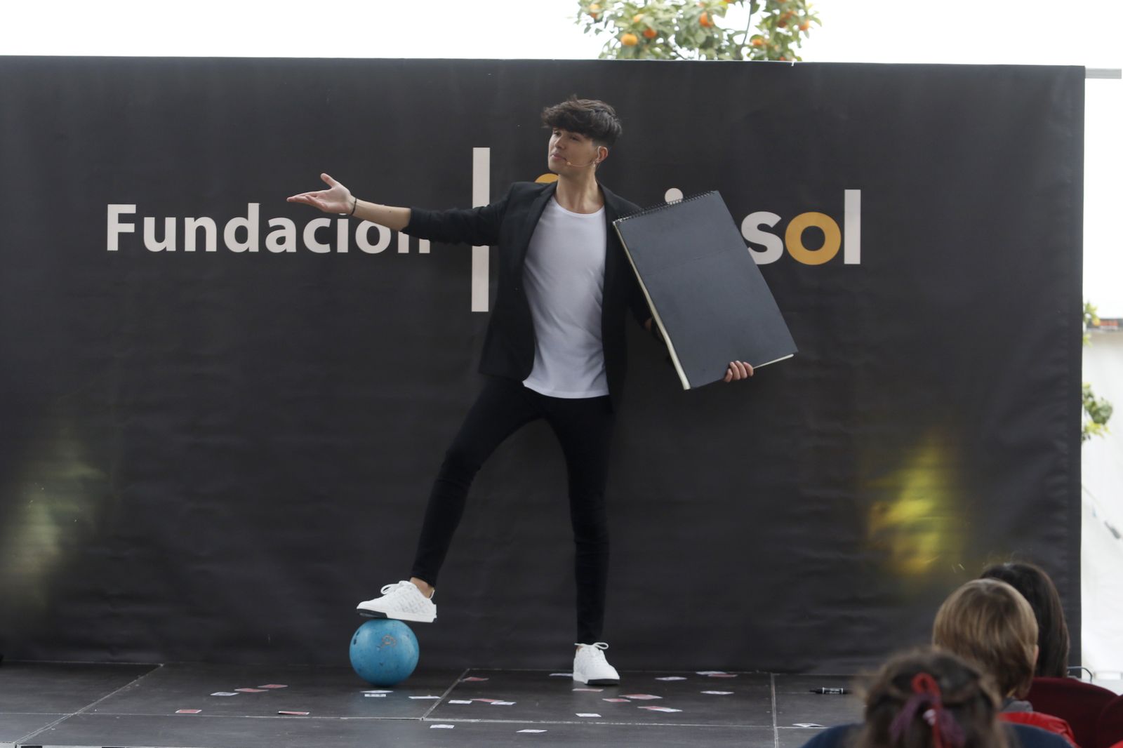 El mago Pablo Cánovas en su espectáculo de magia e ilusionismo en el Kiosko Juvenil del Paseo de la Victoria.