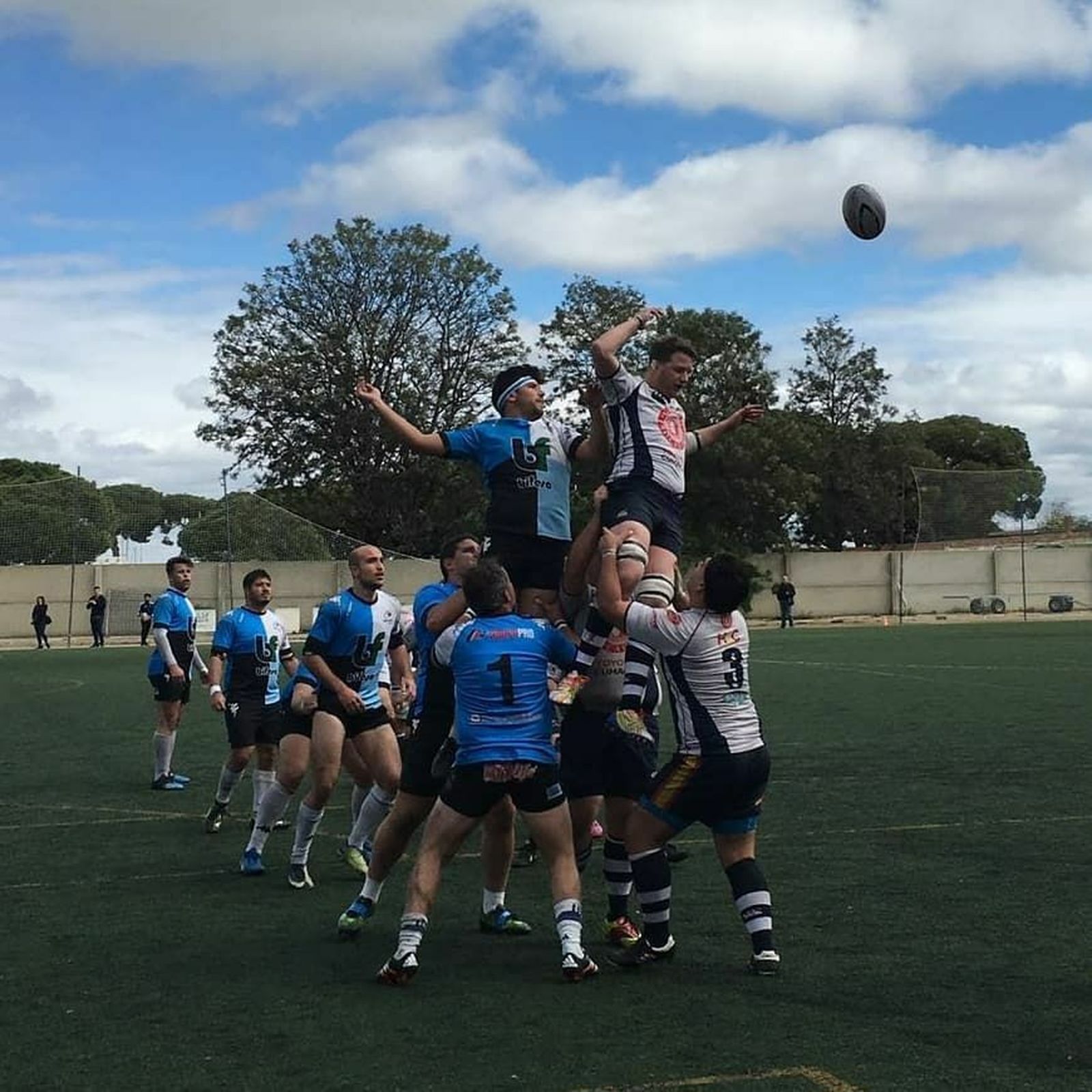 Varios jugadores saltán a por el oval en un partido anterior del Tartessos.