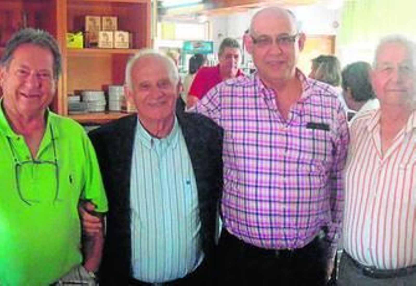 Gabriel Martínez posó con algunos de los integrantes de la asociación Argaria.