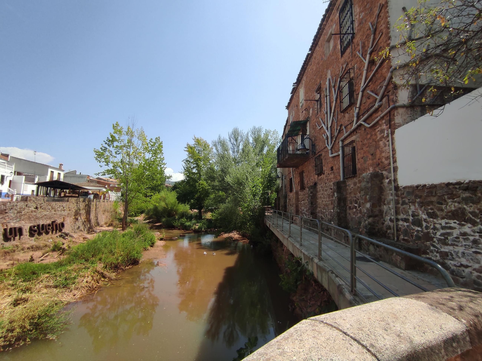 Disfruta de un paseo a orillas del río Guadalimar lleno de arte y rincones únicos.