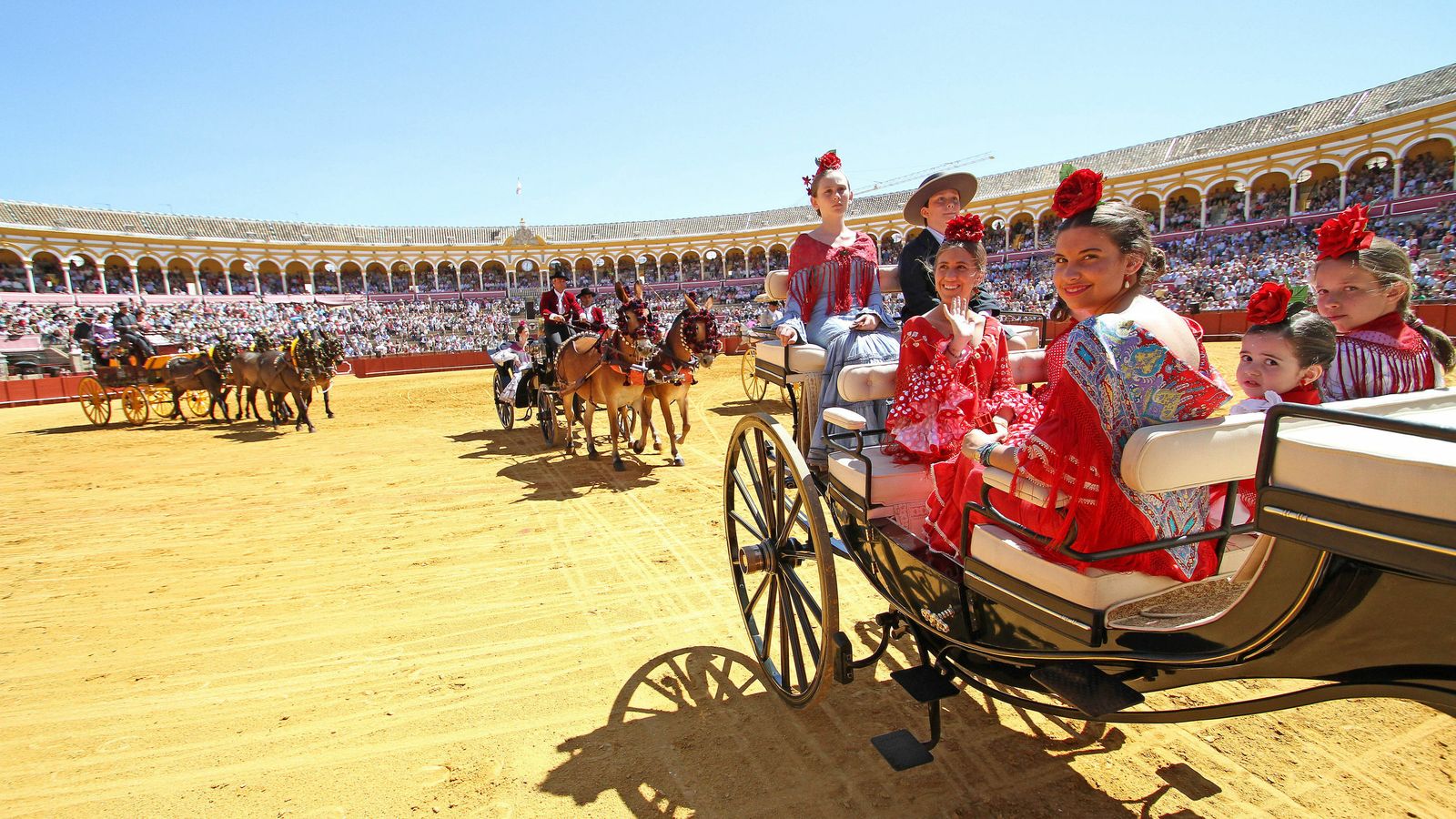 Flamencas de todas las edades participan en el desfile.
