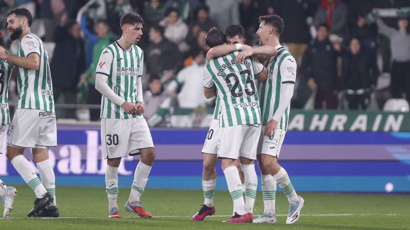 Jacobo se abraza a Carracedo tras marcar su tanto al Burgos.